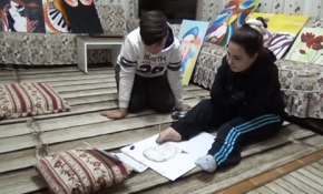 Elleri olmayan ressam kız