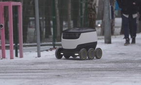 Kurye robot sokaklarda dolaşıyor