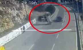 Otomobilin üstüne başka bir araç düştü