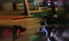 Kırmızı ışıkta şınav çektiler