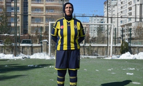 49 yaşındaki Azize Ay'ın futbol aşkı