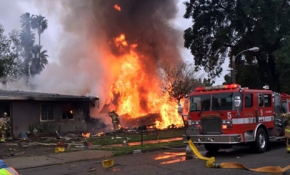 Kaliforniya'da uçak evlerin üstüne düştü