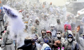 Yunanistan'da yüzlerce kişi un savaşına akın etti