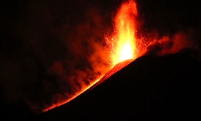 İtalya'nın Sicilya adasında bulunan Etna Yanardağı lav püskürtüyor