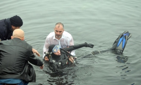 Fenalaşan dalgıçı belediye başkanı kurtardı