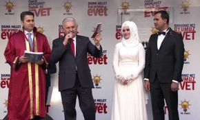 AK Parti mitinginde nikah töreni