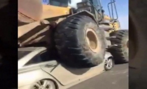 İş makinesinin akıl almaz kazası kamerada