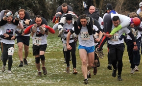 Hayat arkadaşını sırtına alan yarışmaya koştu