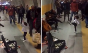 İstanbul metrosunda bale yapan küçük kız