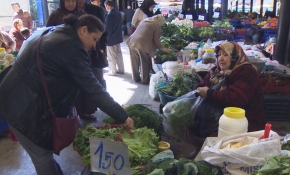 Emekleriyle kazanıp, çocuklarını büyütüyorlar