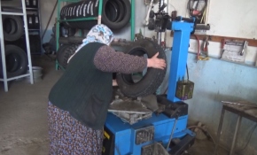 O, yaşına aldırmadan lastik tamirciliği yapıyor