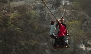 Nepalli öğrencilerin yürekleri ağza getiren okul yolculuğu