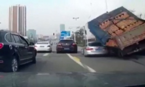 Otomobil tuğlaların altında kaldı