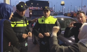 Hollanda'da TRT aracının durdurulma anı