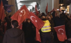 Hollanda polisi konsolosluk önünde toplanan gurbetçilere müdahale etti