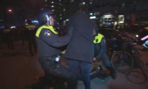 TRT1'in Ana Haber spikeri Erhan Çelik Hollanda'da polis tarafından saldırıya uğradı