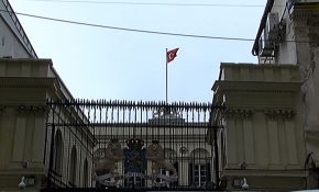 Hollanda Başkonsolosluğuna Türk bayrağı asıldı