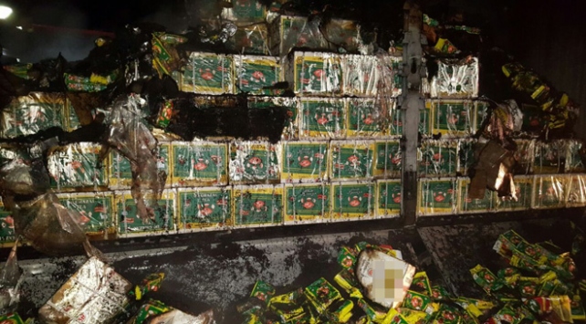 Mardin'de çay yüklü tırda yangın