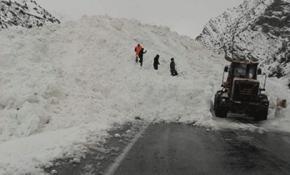 Van-Çatak yoluna çığ böyle düştü
