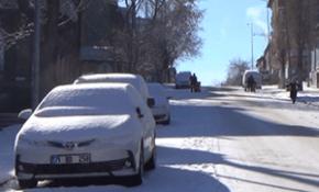 Kars'ta yollar buz pistine döndü