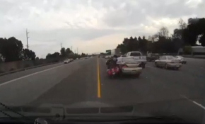 Motosiklet ve sürücüsü metrelerce sürüklendi