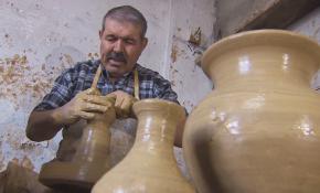 Özenle hazırlanan çamur, hünerli ellerde şekilleniyor