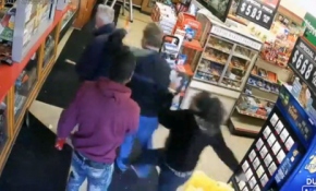 Kadın adamı bir yumrukla yere serdi