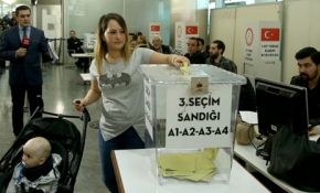 Havalimanlarında oy kullanma işlemi başladı