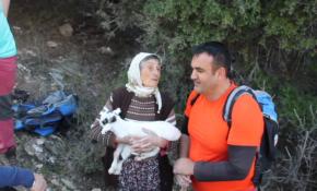 Kayalıklarda mahsur kalan anne ve yavru keçinin kurtarılma anı...