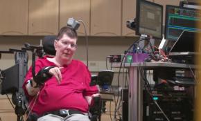 Beyine yerleştirilen çip sayesinde felçli hastaya umut oldular