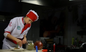 Kraliçelik tacını bıraktı, mutfağa girdi