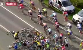 Ondan fazla bisiklet birbirine girdi
