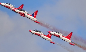 Türk Yıldızları yine büyüledi