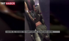 Yolcuyu uçaktan sürükleyerek çıkardılar