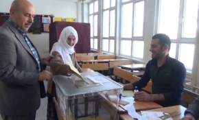 Asırlık nine de sandık başındaydı