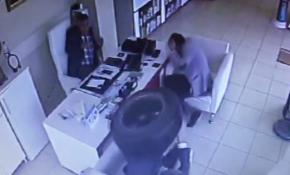 Tekerlek eczaneye böyle daldı...