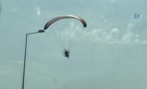 İstanbul'da sahil yolunda 'paramotor' şaşırttı