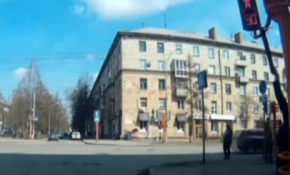 Düzeltmek istedi ama komple yere devirdi...