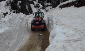 Çamlıhemşin'de kar yollara geçit vermiyor
