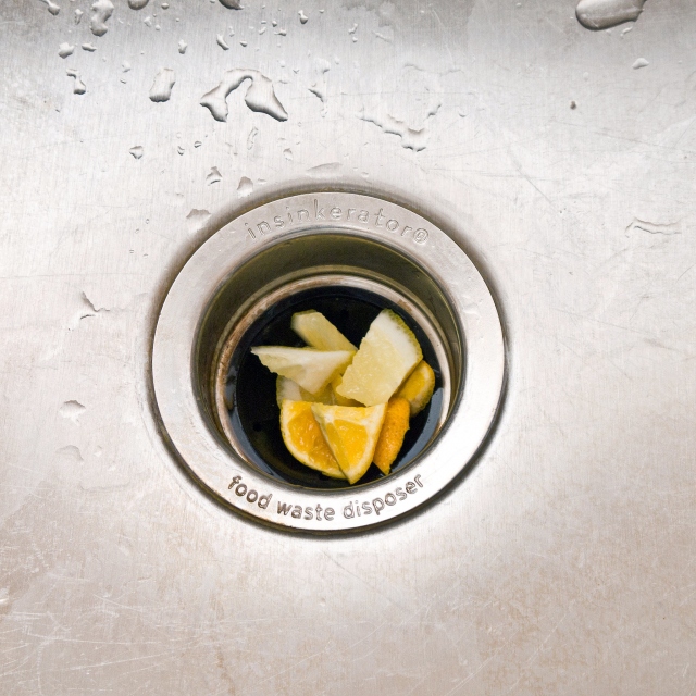 8. Limon ile çöp öğütücünüzü temizleyin.