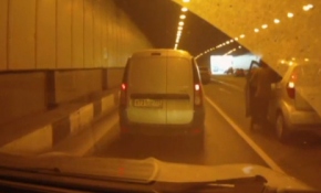 Kendi arabasının altında kaldı