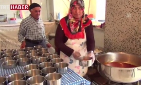 Yemek pişirip dağıtan hayırsever