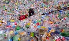 Plastik şişeler arasında boğulma tehlikesi...