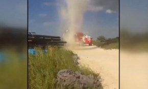 Hortumu çekmeye çalışırken hortuma kapıldı...