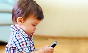 Akıllı ekranlar, bebeklerde geç konuşmaya neden olabiliyor