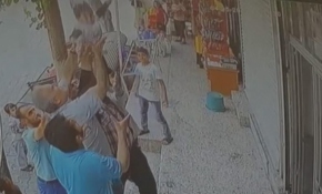 Balkondan düşen çocuğu havada yakaladılar