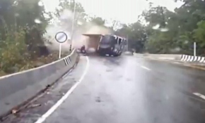 Viraja hızlı giren kamyon dehşet saçtı