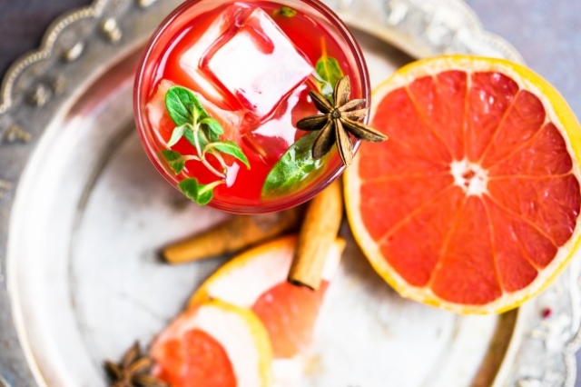 4. Anason ve tarçınlı taze greyfurt suyu