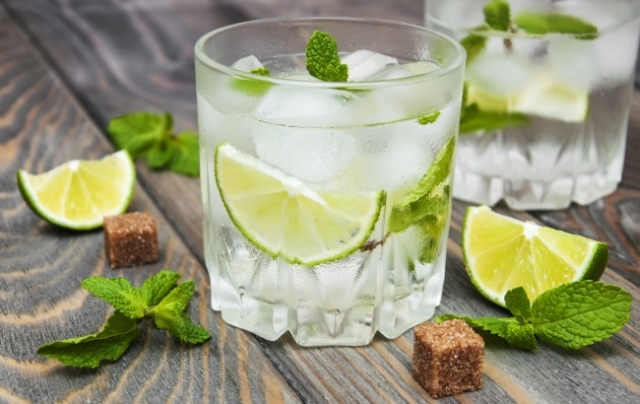 6. Zencefil ve nane şuruplu misket limonu suyu