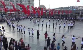 Aydın'da üniversite öğrencilerinden sürpriz zeybek gösterisi...